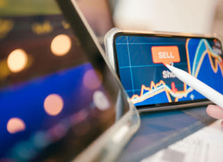 Trader działający na wielu rynkach, który analizuje opcje Bitcoin, Ethereum i forex